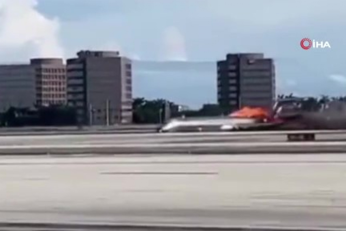 ABD’de iniş takımları açılmayan yolcu uçağı alev aldı: 3 yaralı