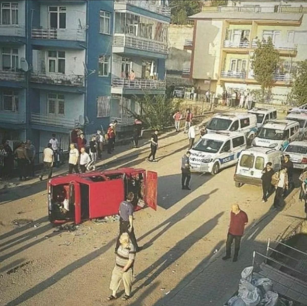 Ankara’da drift yapan sürücüye kızan mahalleli, aracını devirdi #1