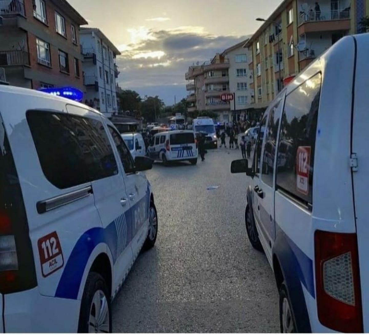 Ankara’da drift yapan sürücüye kızan mahalleli, aracını devirdi #2