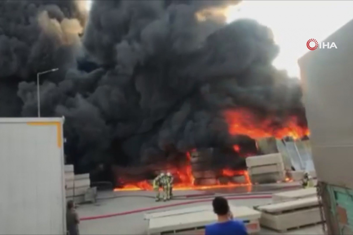 Ankara’da yapı malzemesi deposunda çıkan yangın paniğe neden oldu