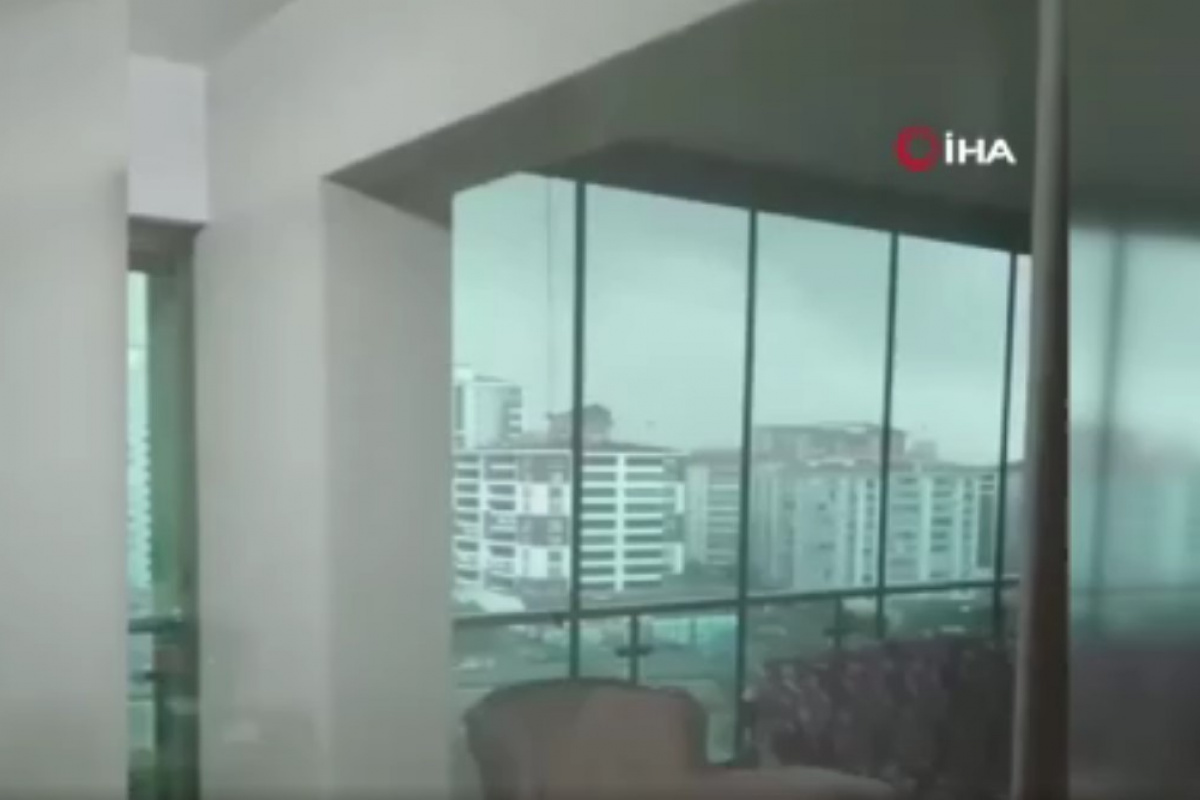 Ankara’daki fırtınada çatının uçma anı kameraya yansıdı