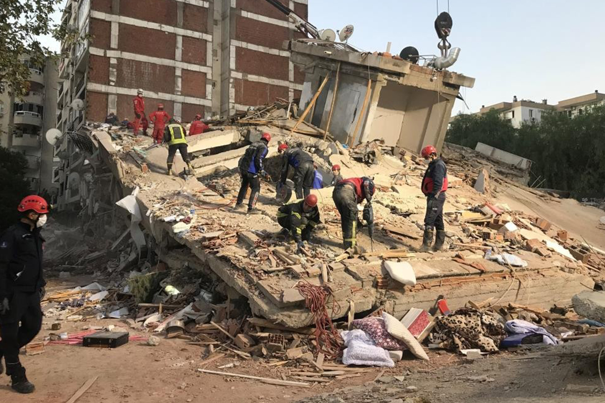 Depremde 15 kişiye mezar olan apartman davasında, 3 sanığa hapis cezası verildi