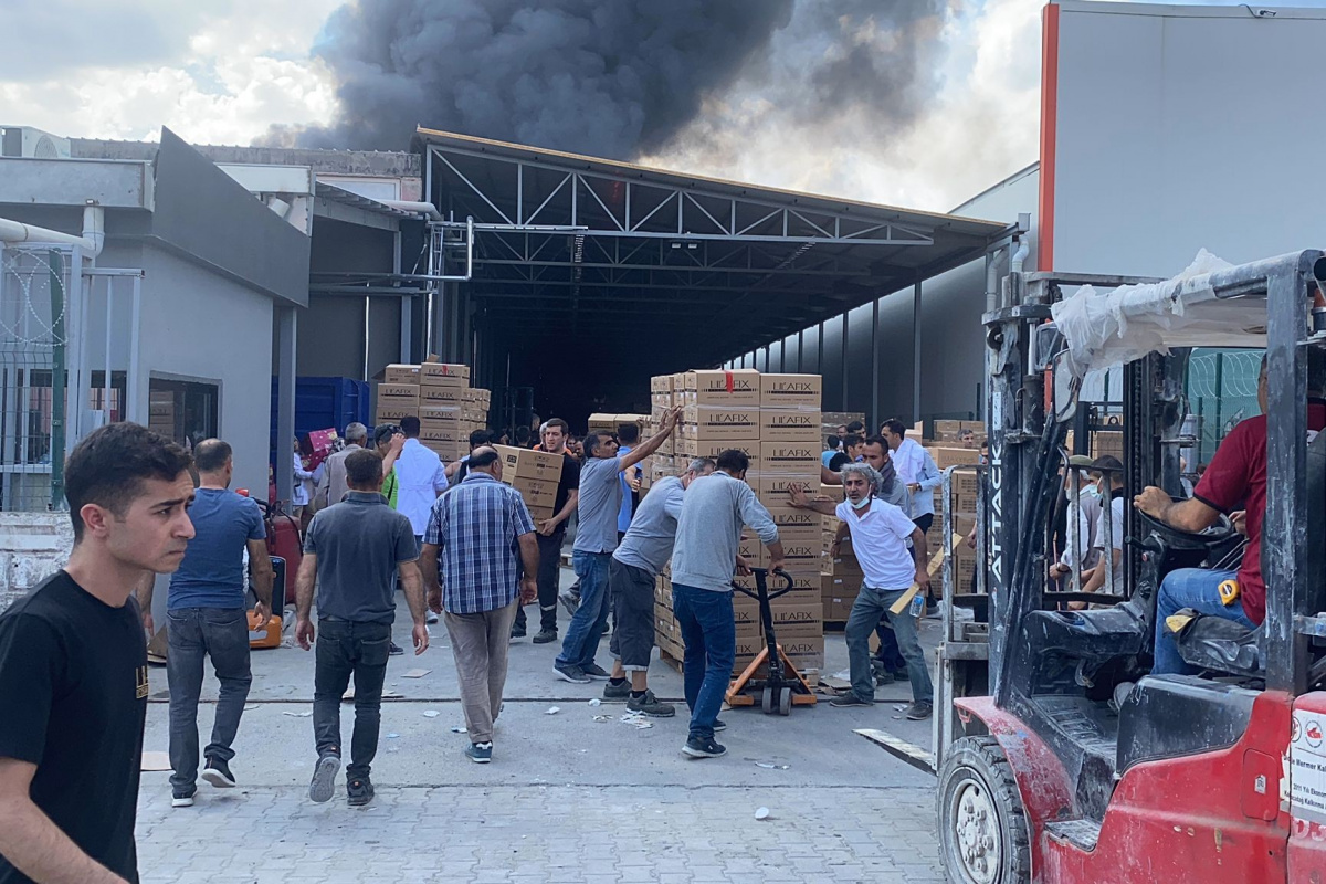 Diyarbakırda kozmetik fabrikasındaki yangında 11 kişi dumandan etkilendi