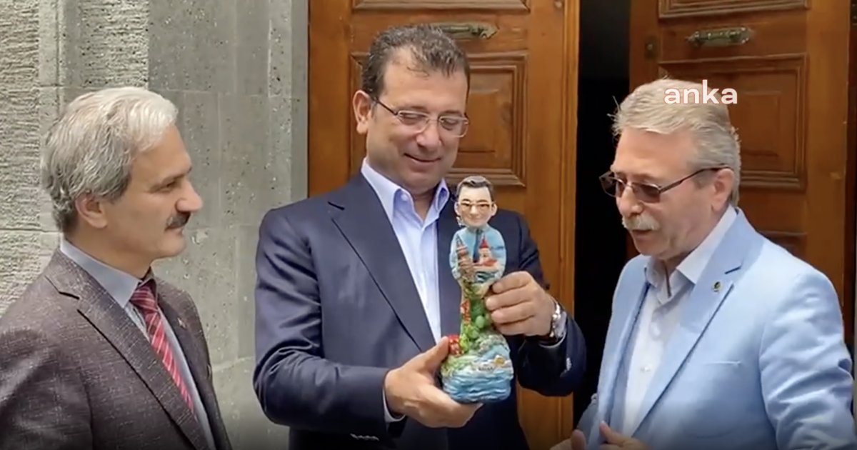 Ekrem İmamoğlu na Trabzon da kendi heykeli hediye edildi #1
