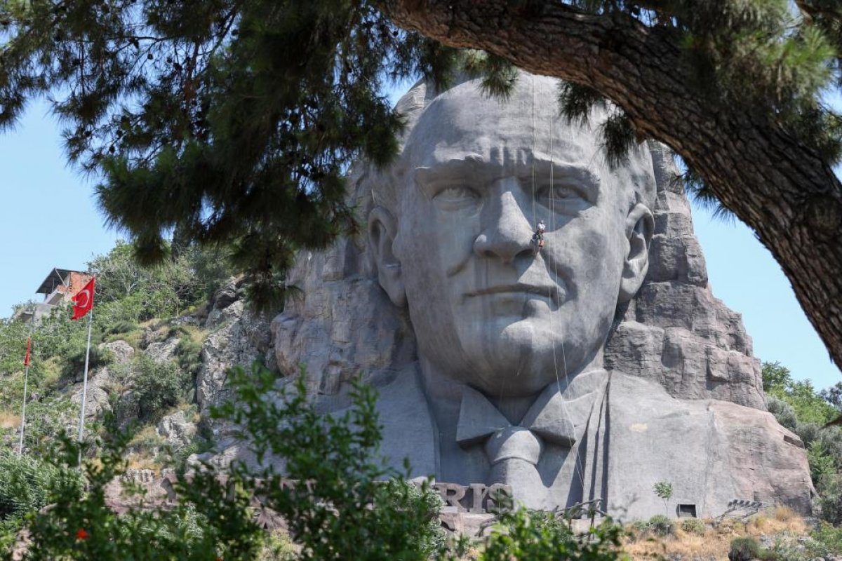 İzmir de Buca Belediyesi dev Atatürk maskını bakıma aldı #2