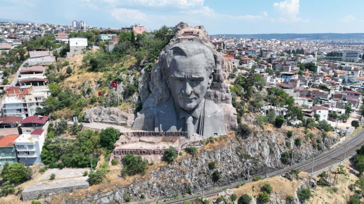 İzmir de Buca Belediyesi dev Atatürk maskını bakıma aldı #4