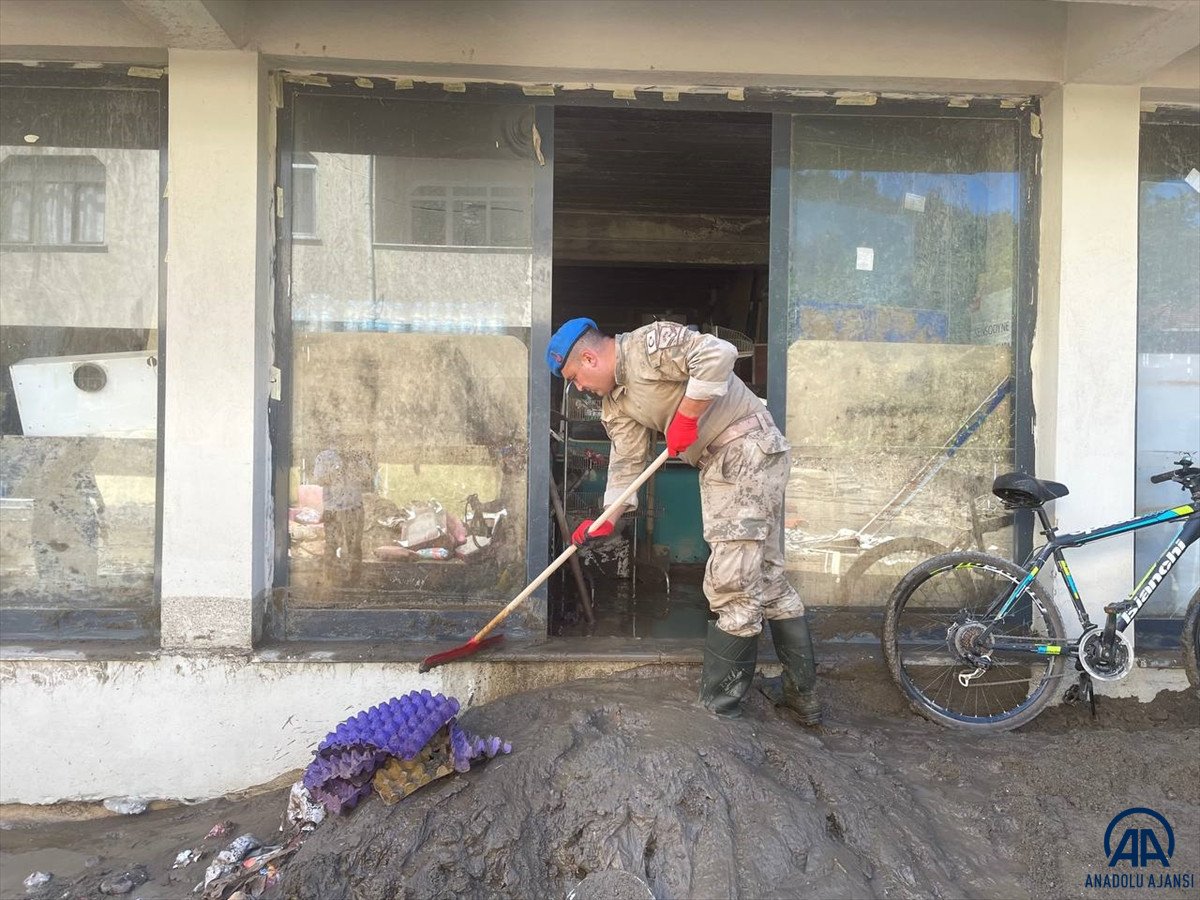 Jandarma ekipleri sahada: Selin vurduğu Bozkurt’ta yaraları sarıyorlar #2