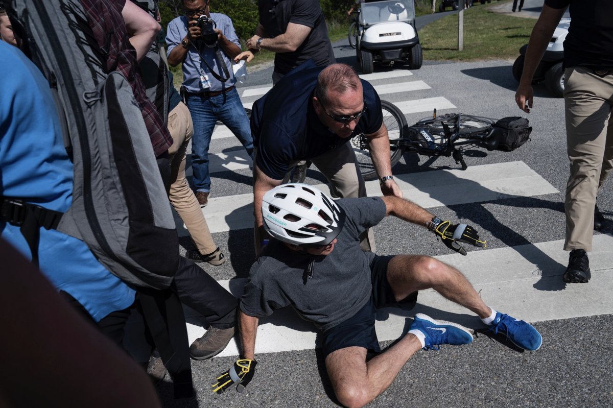 Joe Biden, bisikletten düştü #2