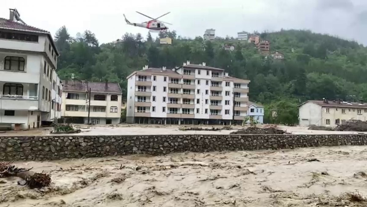 Kastamonu daki vatandaşlar selden helikopterle kurtarılıyor #1