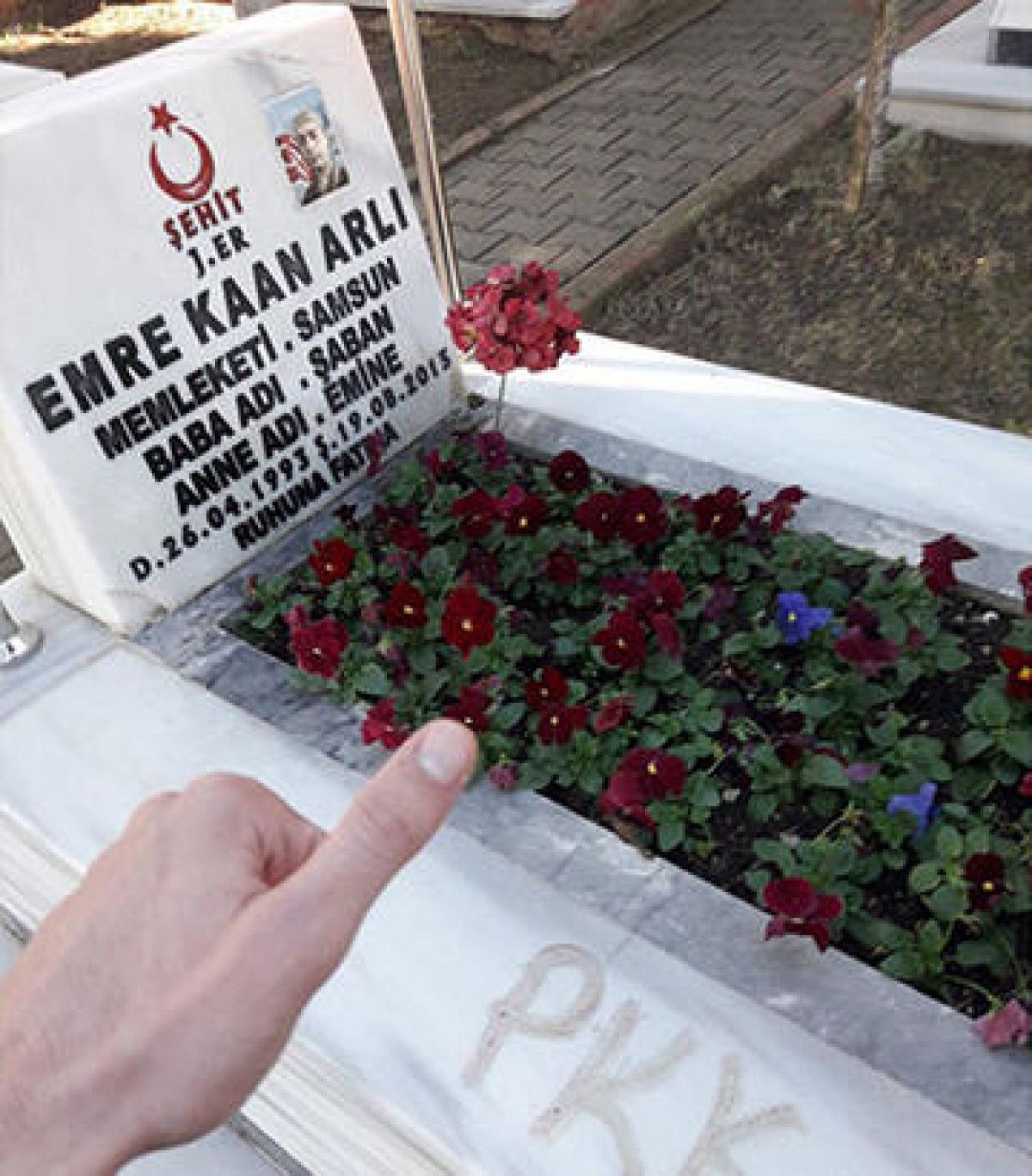Kocaeli de şehit mezarlarına PKK yazan sanık tahliye edildi #1