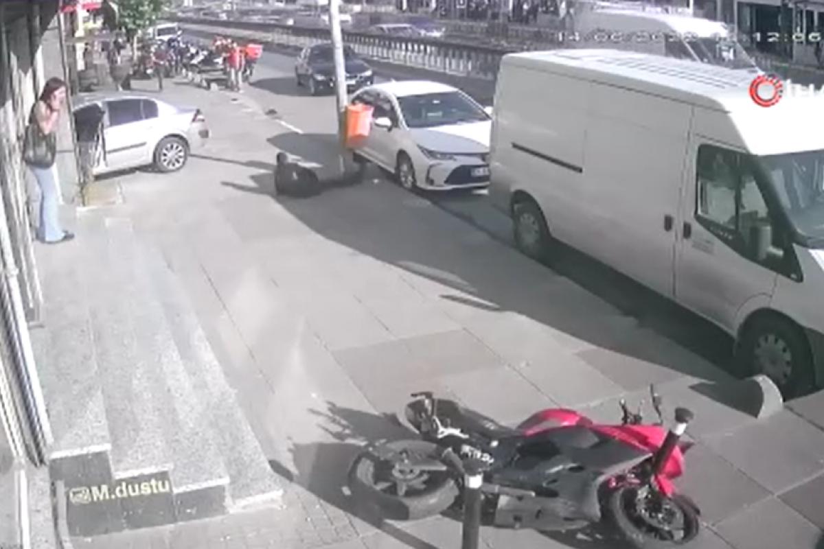 Motosiklet sürücüsü kaldırıma çıkarak aydınlatma direğine çarptı