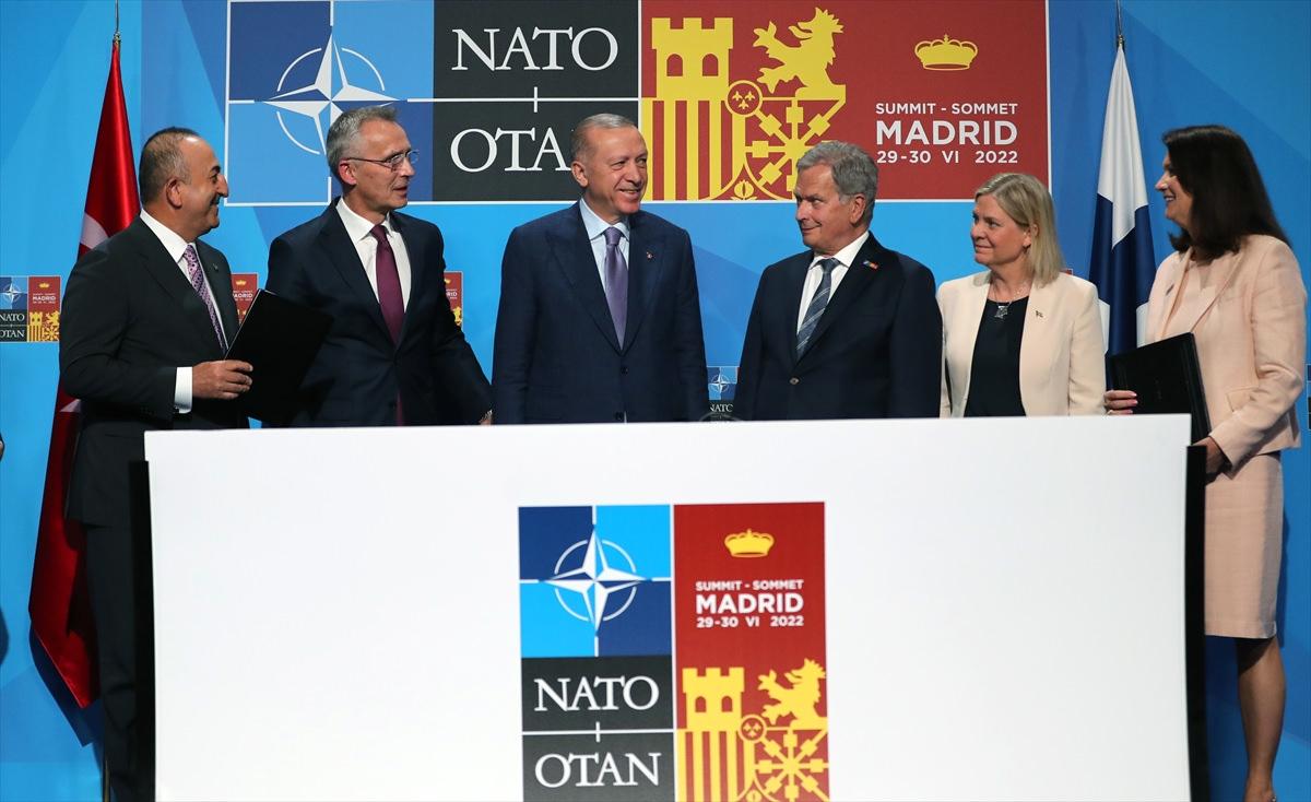 Cumhurbaşkanı Recep Tayyip Erdoğan, Finlandiya Cumhurbaşkanı Sauli Niinistö, İsveç Başbakanı Magdelena Andersson ve NATO Genel Sekreteri Jens Stoltenberg dörtlü görüşmede bir araya geldi. NATO Zirvesi'nin düzenlendiği Madrid'deki IFEMA Fuar Merkezi'ndeki görüşme sonrasında Türkiye, İsveç ve Finlandiya arasında Finlandiya ve İsveç'in NATO üyelik süreçleri hakkında üçlü memorandum imzalandı.