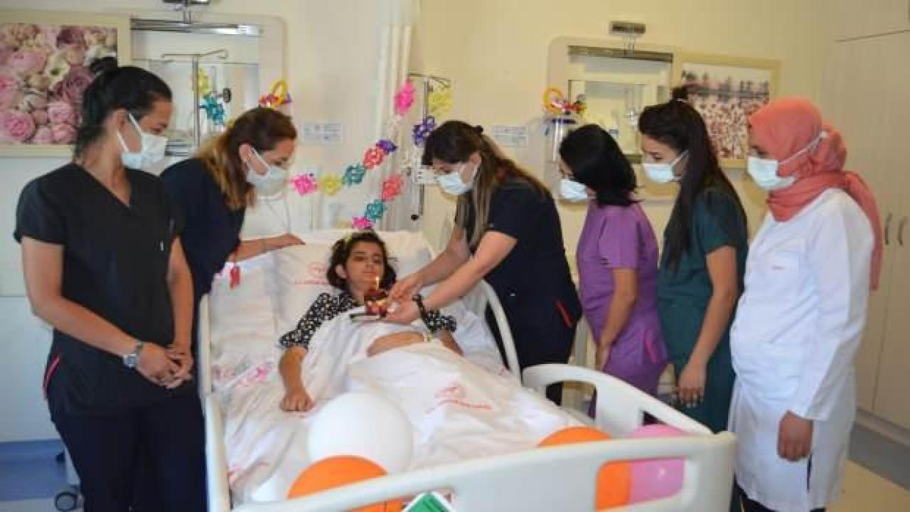 Sağlık çalışanlarından yoğun bakımdaki İlknur'a doğum günü sürprizi