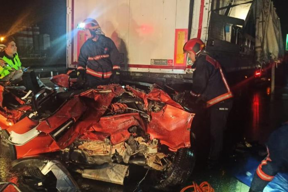 TEM’de feci kaza, tırın altına giren otomobil hurdaya döndü: 1 ölü, 2 yaralı