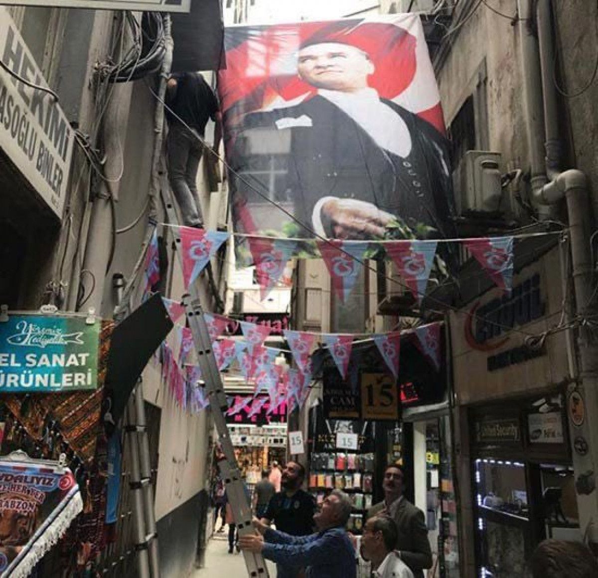 Trabzon da üzerinde Atatürk ün posteri olan Türk bayrağına saldırı #3