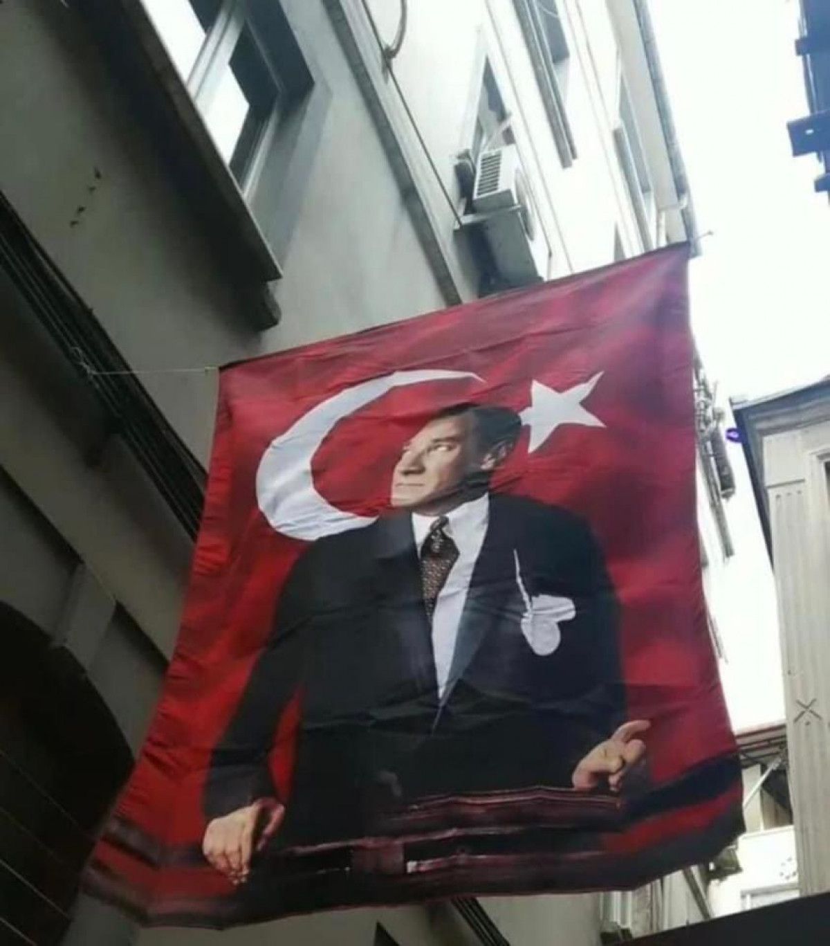 Trabzon da üzerinde Atatürk ün posteri olan Türk bayrağına saldırı #4