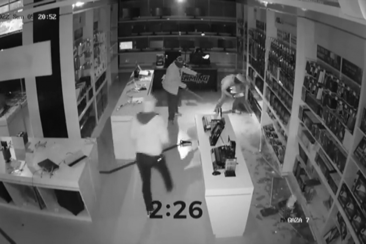Ümraniye’de teknoloji mağazasında 3 dakikada 3 milyonluk soygun kamerada