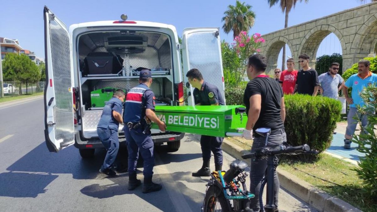 Antalya da bisikletle yaya geçidinden geçerken aracın çarptığı Alman hayatını kaybetti #2