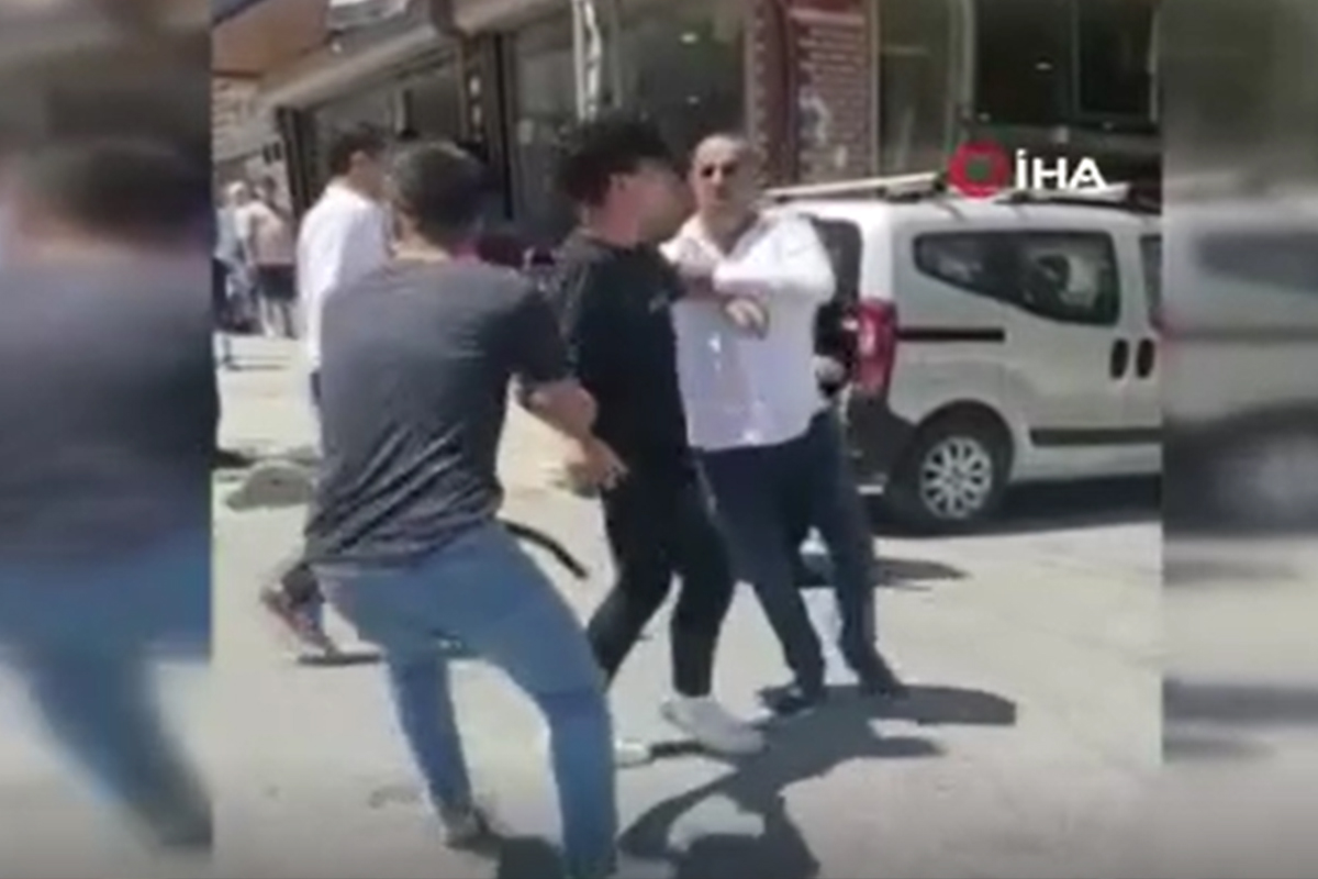 Arnavutköy’de onlarca kişinin karıştığı tartışma trafiği kilitledi