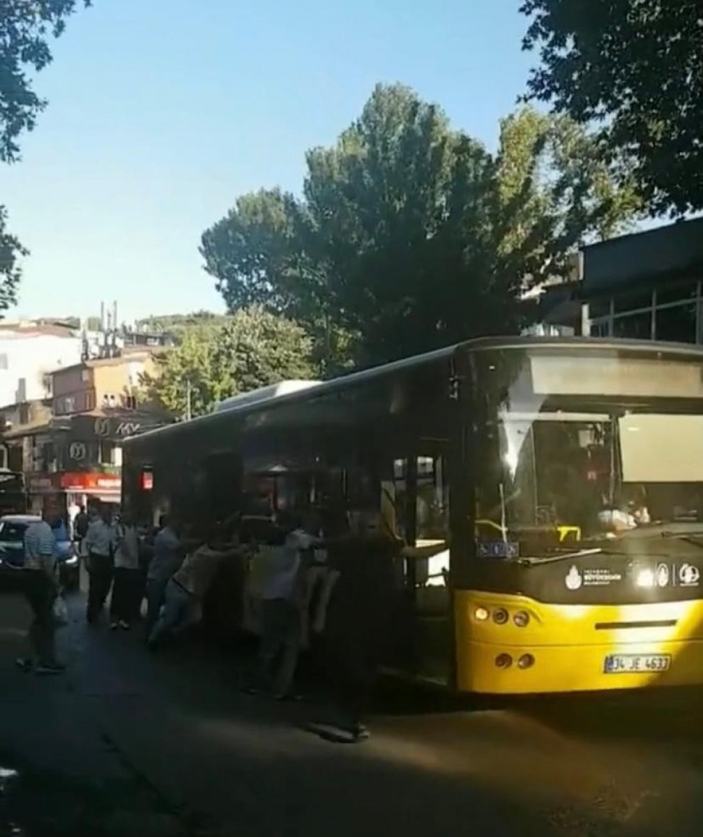 Çengelköy’de arızalanan İETT otobüsünü yolcular itti #1
