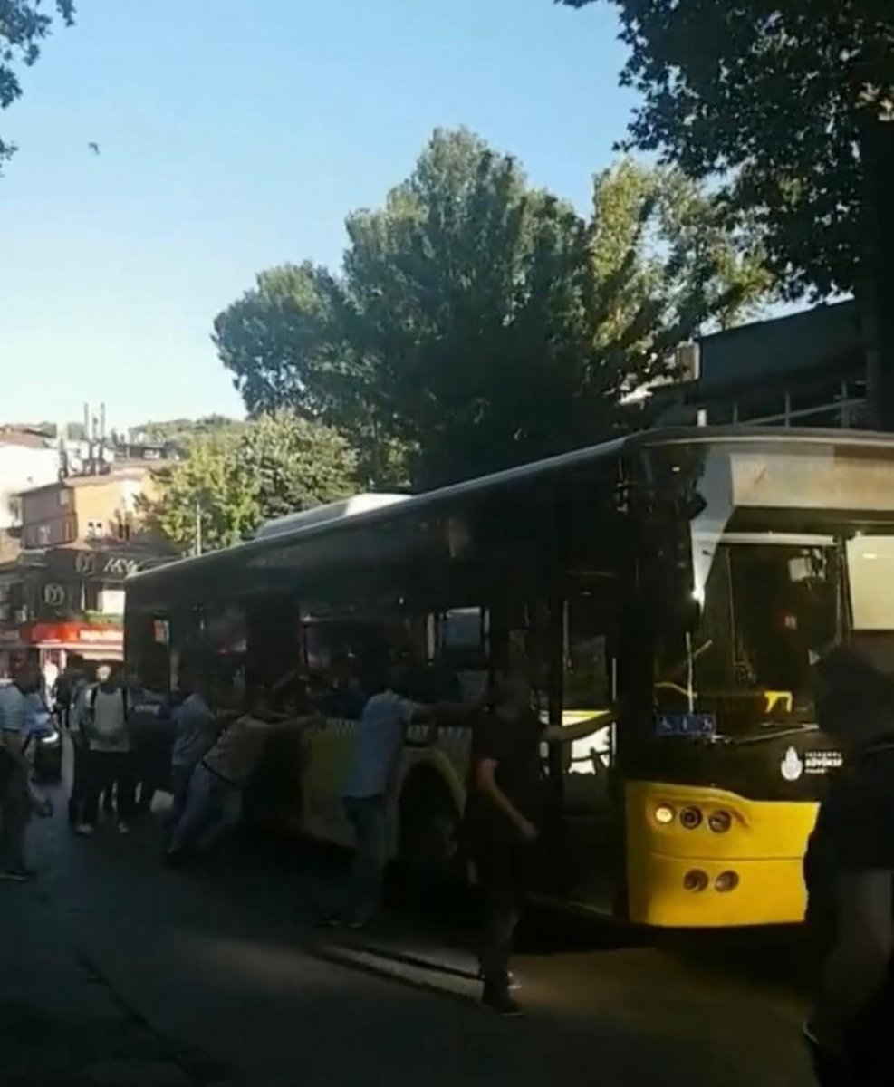 Çengelköy’de arızalanan İETT otobüsünü yolcular itti #2