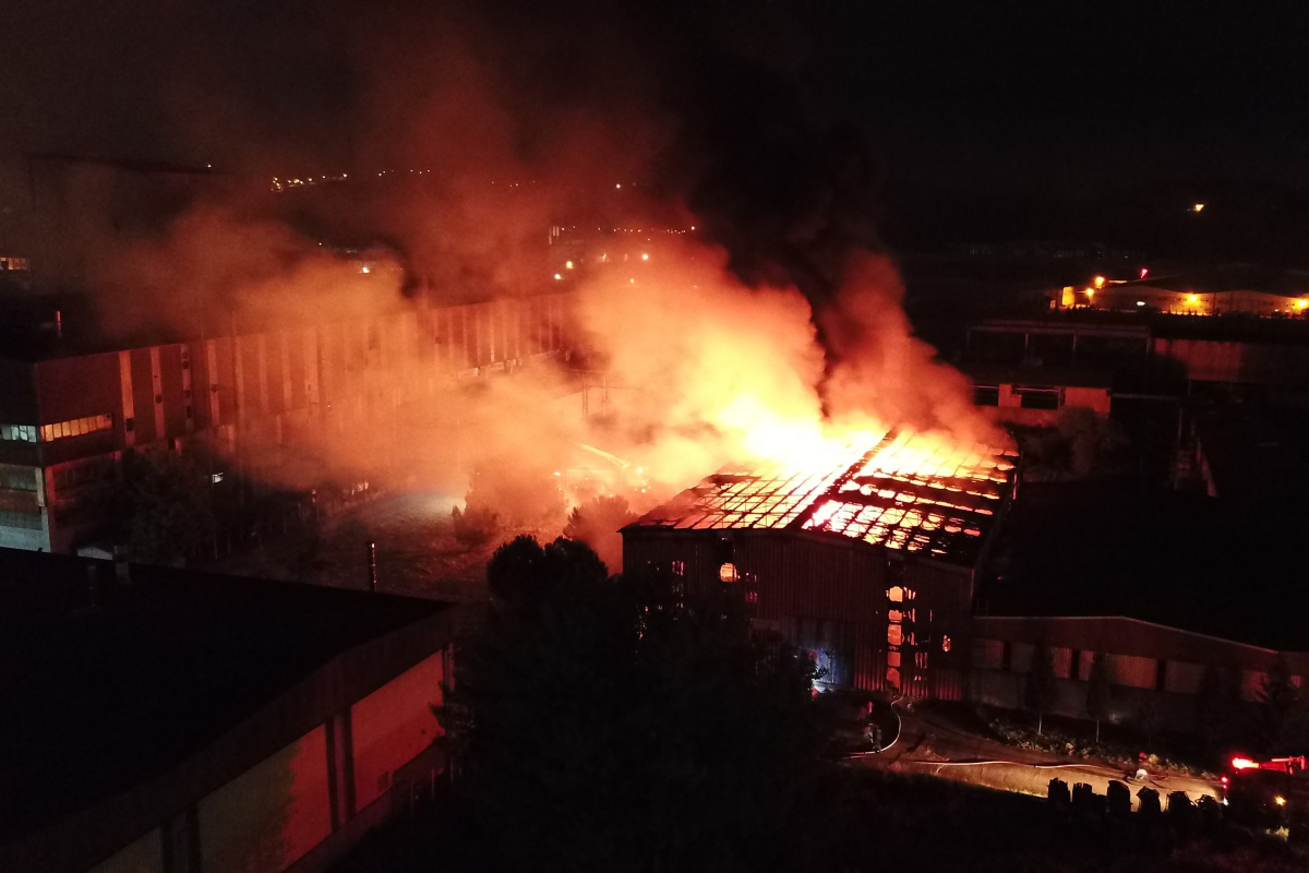 Demir döküm fabrikasında patlama sonrası çıkan yangın böyle görüntülendi