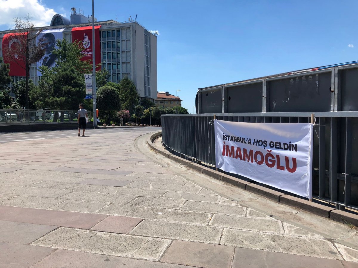 Ekrem İmamoğlu na pankartlı tatil protestosu #1