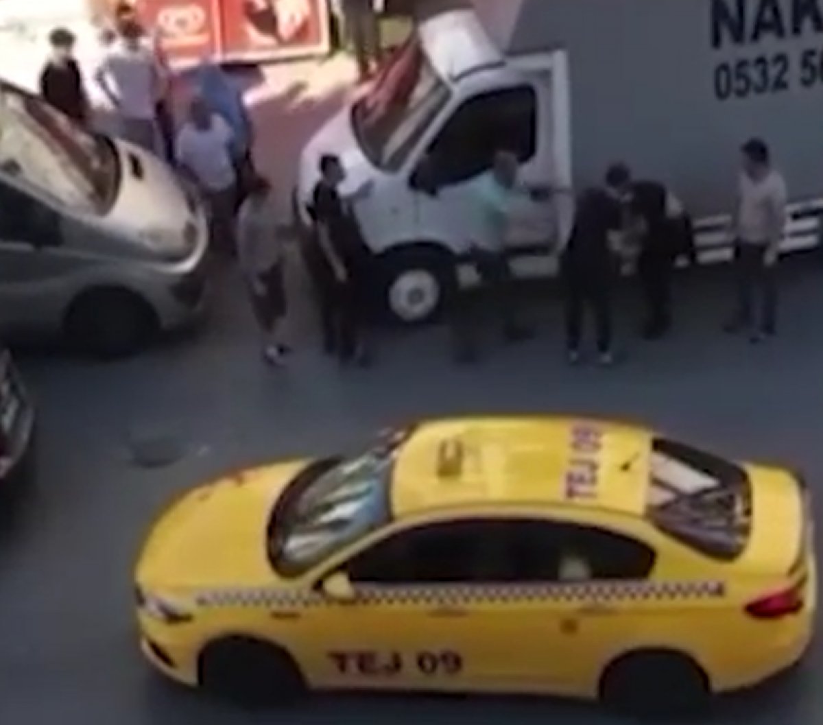 Esenyurt’ta, taksi şoförü yolcuyu tekme tokat dövdü #2