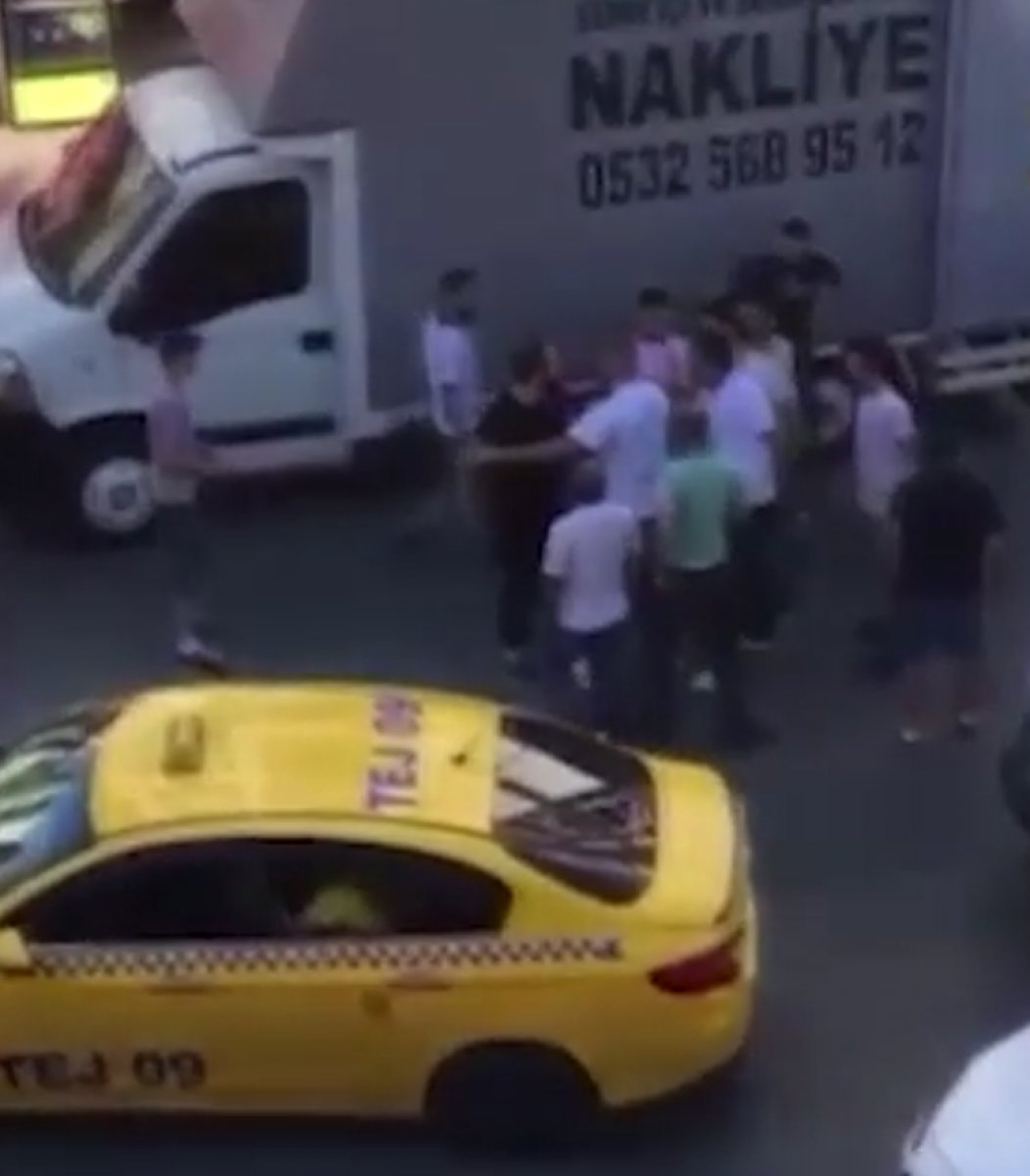 Esenyurt’ta, taksi şoförü yolcuyu tekme tokat dövdü #3