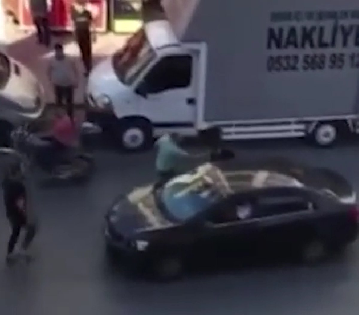 Esenyurt’ta, taksi şoförü yolcuyu tekme tokat dövdü #4