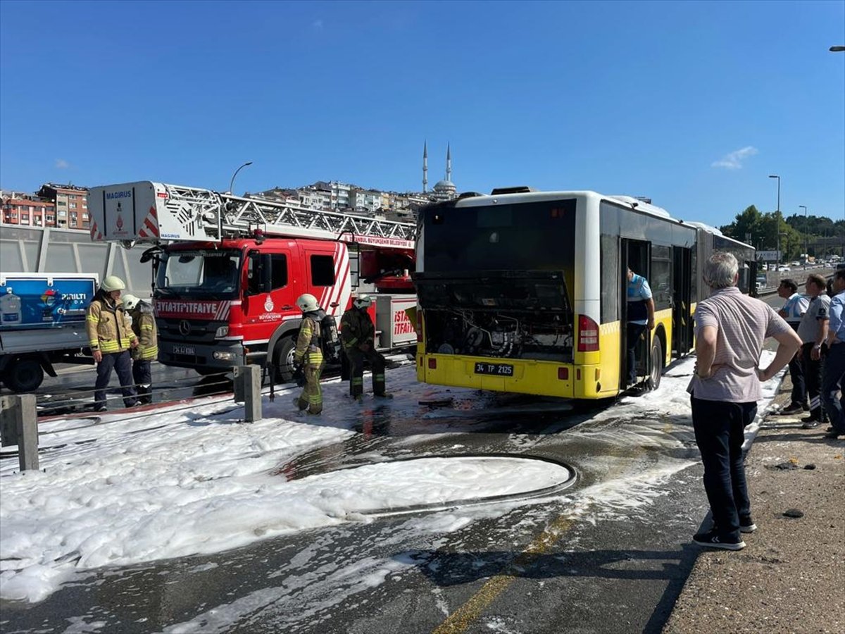 İstanbul da metrobüs hareket halindeyken alevlere teslim oldu #2