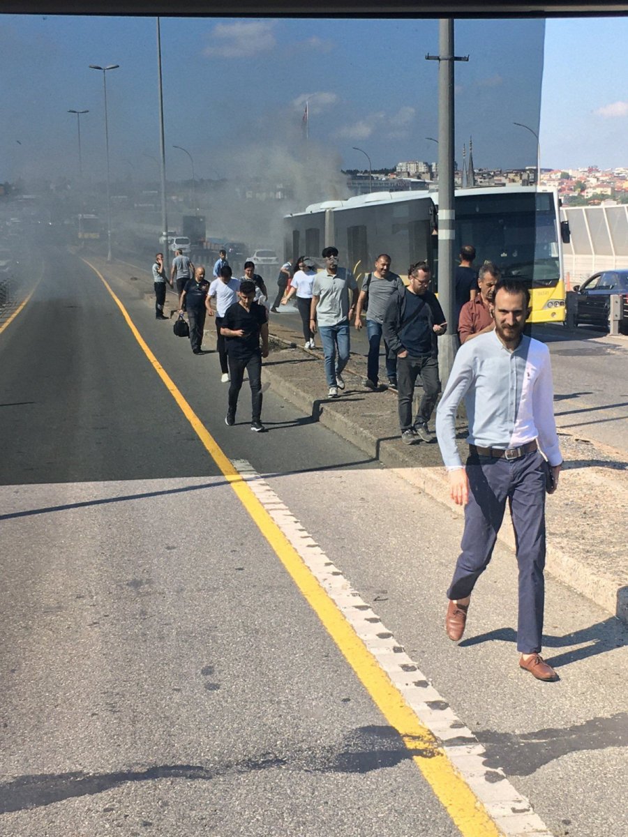 İstanbul da metrobüs hareket halindeyken alevlere teslim oldu #7