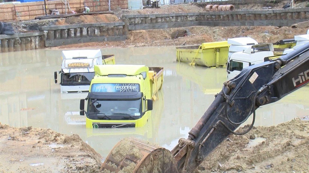 İstanbul’da sağanak felakete dönüştü: Kamyonlar suya gömüldü #8