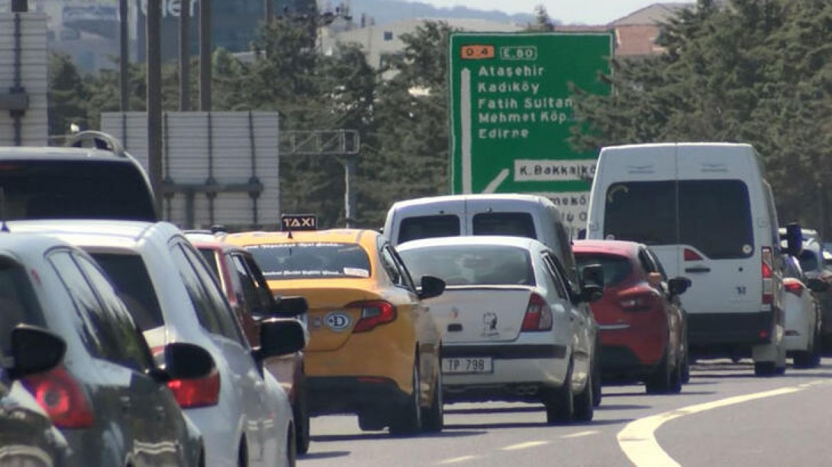 İstanbul da tatilcilerin dönüş trafiği sürüyor #5