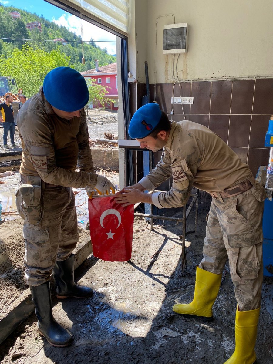 Komandoların bayrak ve Atatürk hassasiyeti: Sel çamurundan temizleyip duvara astılar #1