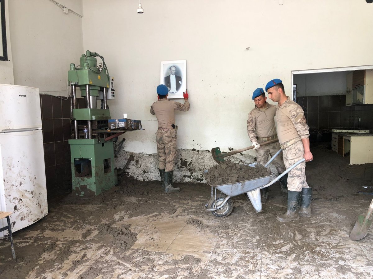 Komandoların bayrak ve Atatürk hassasiyeti: Sel çamurundan temizleyip duvara astılar #9