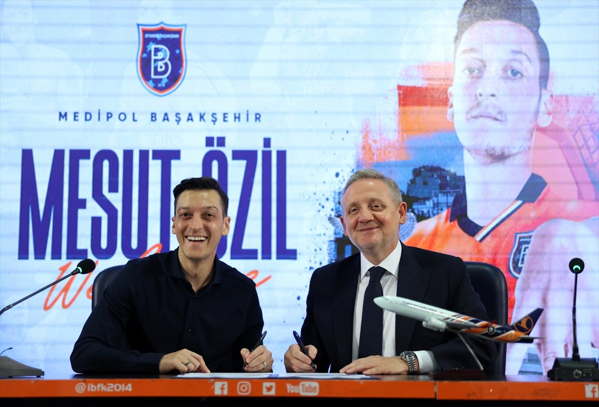 Mesut Özil, Başakşehir e imzayı attı #1