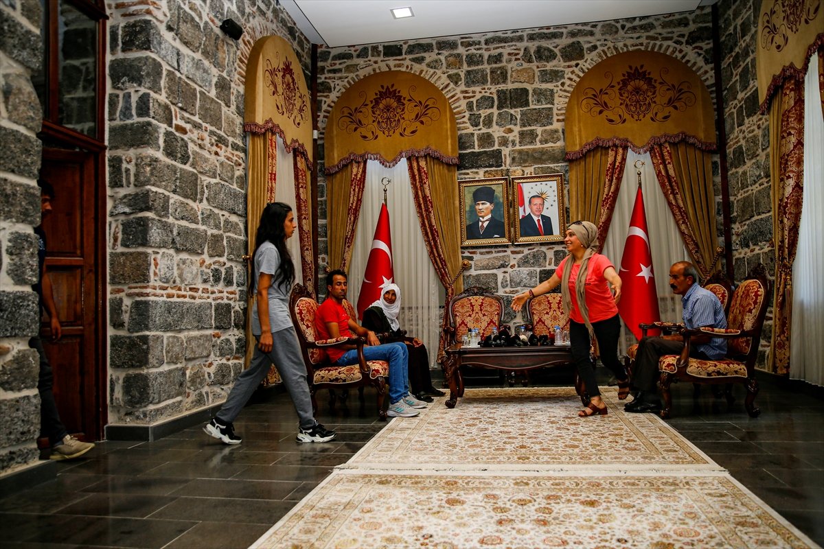 PKK dan kaçıp teslim olan iki kişi ailesiyle buluşturuldu #1