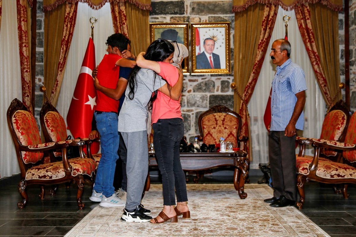 PKK dan kaçıp teslim olan iki kişi ailesiyle buluşturuldu #2