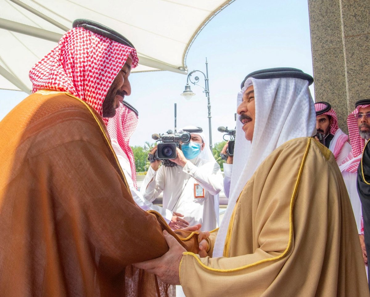 Prens Selman, Bahreyn Prensi İsa Al Halife yi burnundan öptü #1