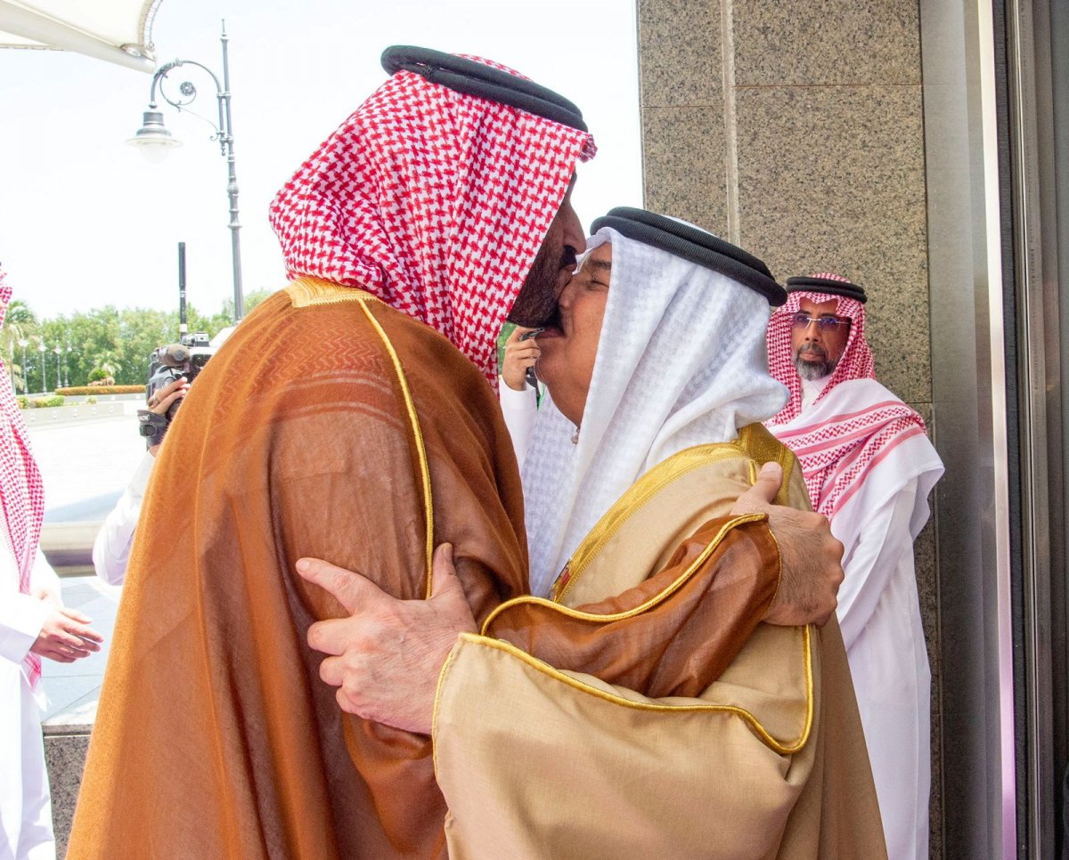 Prens Selman, Bahreyn Prensi İsa Al Halife yi burnundan öptü #2