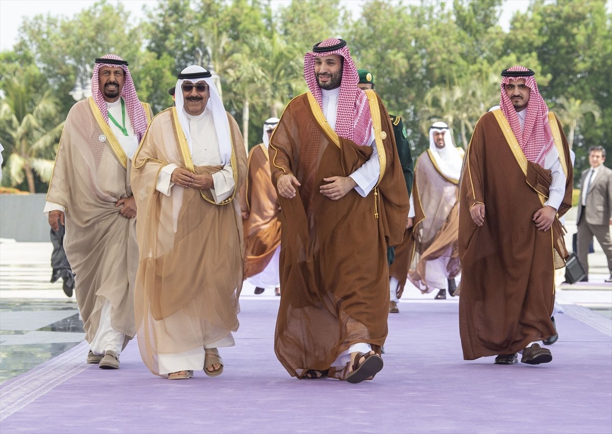 Prens Selman, Bahreyn Prensi İsa Al Halife yi burnundan öptü #5