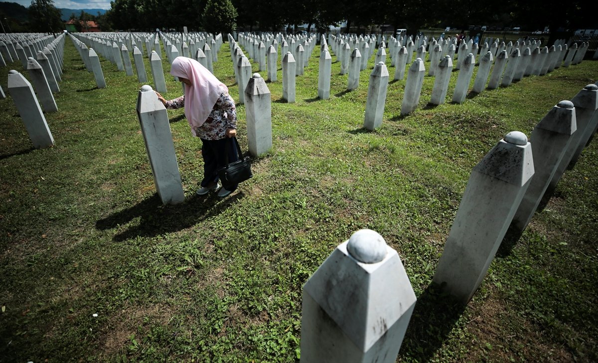 Srebrenitsalı anneler mezar başında evlatlarını anıyor #5