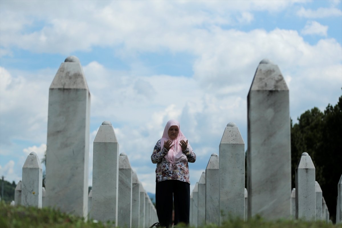 Srebrenitsalı anneler mezar başında evlatlarını anıyor #7