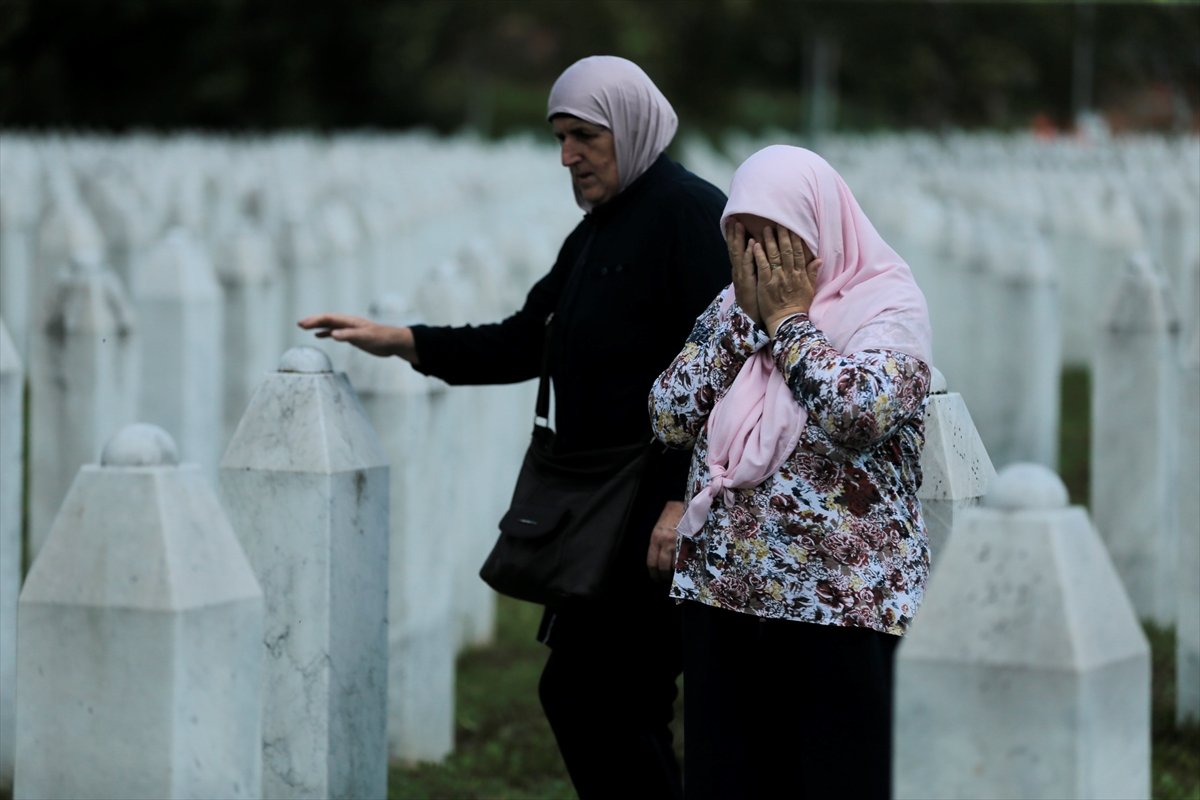 Srebrenitsalı anneler mezar başında evlatlarını anıyor #8