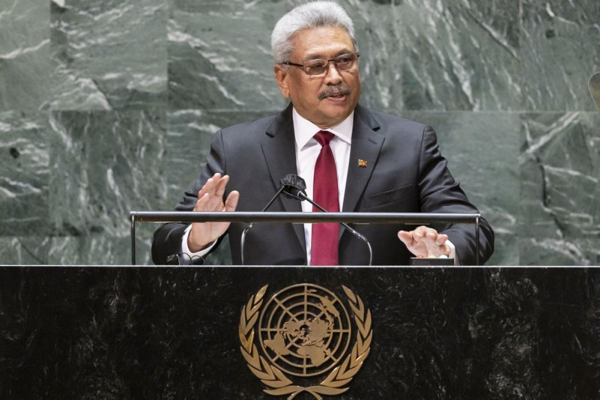 Sri Lanka devlet başkanı askeri uçakla ülkesini terk etti
