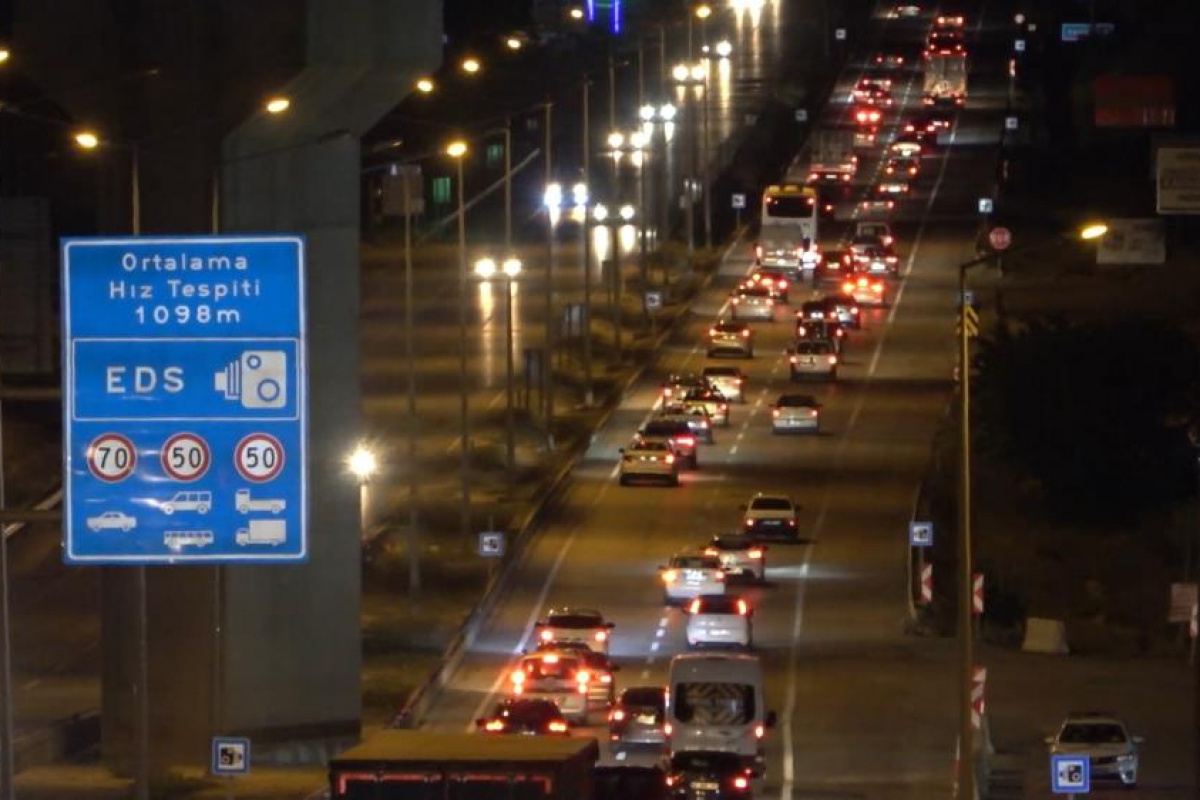 Tatilciler dönüşe geçti: 43 ilin geçiş güzergahında trafik yoğunluğu
