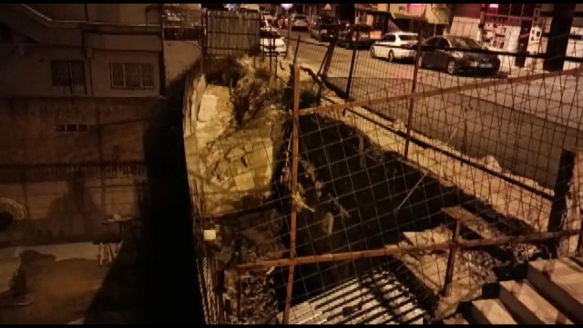 Üsküdar da istinat duvarı çöktü: Çevredeki binalar tahliye edildi #4