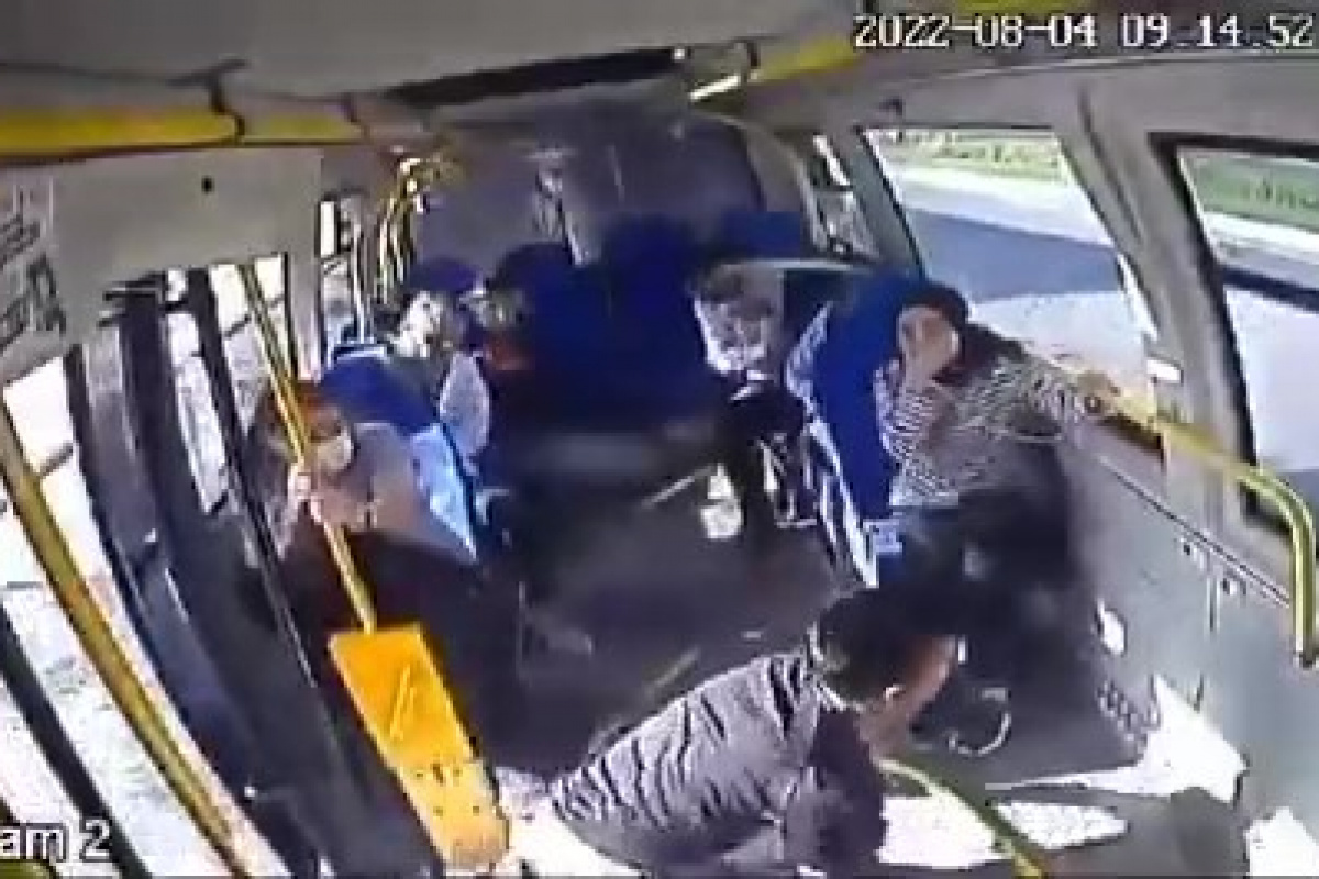 Pendik’te İETT otobüsünün yolcu indirmek için duran minibüse çarptığı anlar kamerada
