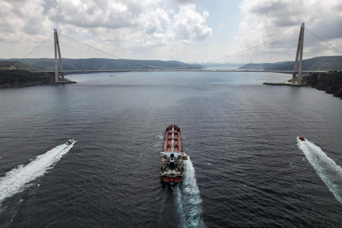 Tahıl yüklü gemi ‘Razoni’ İstanbul Boğazı’ndan geçti